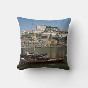 Portugal, Porto, Boot mit Weinfässern Kissen