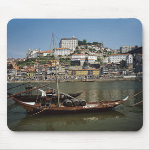 Portugal, Porto, Boot mit Weinfässern Mousepad