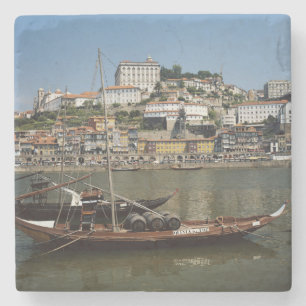 Portugal, Porto, Boot mit Weinfässern Steinuntersetzer
