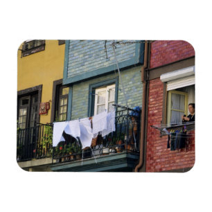 Portugal, Porto (Porto). Frau beim Aufhängen von W Magnet