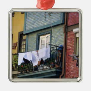 Portugal, Porto (Porto). Frau beim Aufhängen von W Silbernes Ornament
