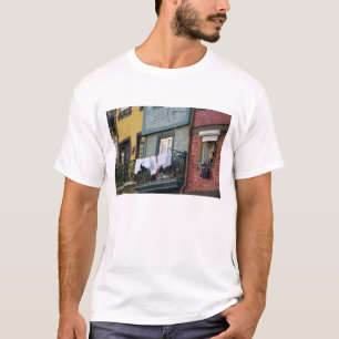 Portugal, Porto (Porto). Frau hängt Wäsche auf T-Shirt