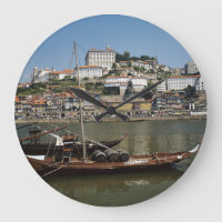 Portugal, Porto, Schiff mit Weinfässern