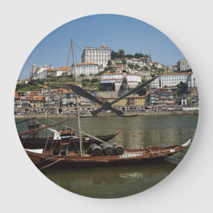 Portugal, Porto, Schiff mit Weinfässern Große Wanduhr