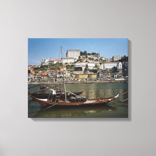 Portugal, Porto, Schiff mit Weinfässern Leinwanddruck (Vorderseite)