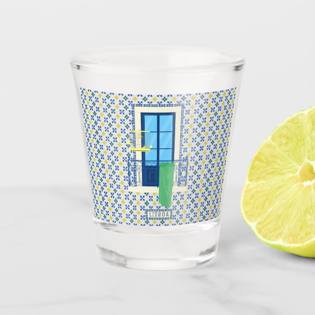 Portugiesische Fliesen und Fensterbalkon mit Vogel Schnapsglas (Vorderseite)