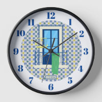 Portugiesische Fliesen und Fensterbalkon mit Vogel