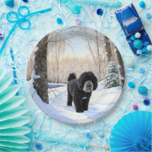 Portugiesischer Wasserhund lässt es zu Weihnachten Pappteller