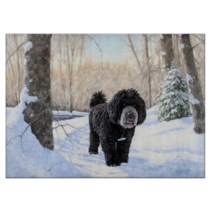 Portugiesischer Wasserhund lässt es zu Weihnachten Schneidebrett