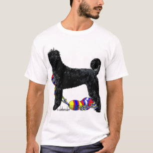 Portugiesischer Wasserhund steht mit Schwimmbleine T-Shirt