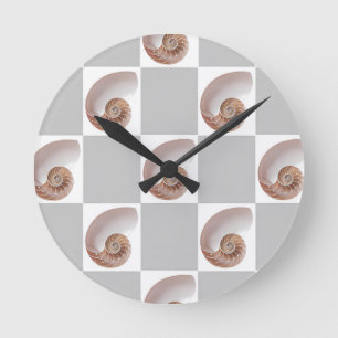 Porzellan-Meeresmuschel-Minimalist-Schachbrettmust Runde Wanduhr