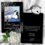 Posh Black mit Silver Curls Foto & Note Wedding Dankeskarte<br><div class="desc">Diese wunderschönen Schwarz-Grau-Hochzeitskarten zeigen Ihr Foto in einem silbernen Rahmen aus Imitaten, umgeben von verzierten silbernen Gürteln und Wirbel. Die Beschriftung ist in elegantem Schriftzeichen geschrieben und lautet: Liebe und Dank, mit Ihren Namen unten. Die Rückseite hat Platz für eine individuelle Note oder Nachricht zusammen mit Ihrer Unterschrift und einer...</div>