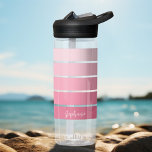 Posh Pink Retro Stripes Gradient - Skriptname Trinkflasche<br><div class="desc">Ein stilvolles rosa Farbverlauf Stripe Design in Farbtönen eine blaue Rose - Für fortgeschrittene Benutzer können Sie auf die Schaltfläche Bearbeiten/Anpassen klicken und die Farben der Linien ändern. Am unteren Rand, eine optionale Stelle für Ihren Namen in einer Handschrift Skript - macht ein persönliches Geschenk oder eine Flasche, die Sie...</div>