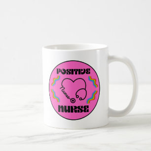 Positive Krankenschwester mit einem schönen Herz-S Kaffeetasse