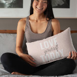 Positive Liebe Sie heute Pastel Pink Zitat Dekokissen<br><div class="desc">Positive Liebe Sie heute Pastel Pink Zitat</div>