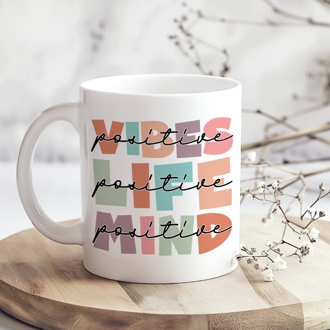 Positive Vibes Positives Leben Inspiration Kaffeetasse (Positive Vibes Positive Life Inspirational Coffee Mug on a boho kitchen table with tiny white flower)