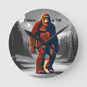 Positiver Cartoon Bigfoot glaubt an Sie Runde Wanduhr