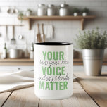 Positives Grün Ihre Stimme Matter Motivation Zitat Zweifarbige Tasse<br><div class="desc">Positives Grün Ihre Stimme Matter Motivation Zitat</div>