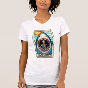 Positives Skelett in einem Tarot bleibe T-Shirt