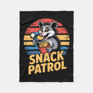 Possum Snacks Patrouille mit Flashlight und Chips Fleecedecke
