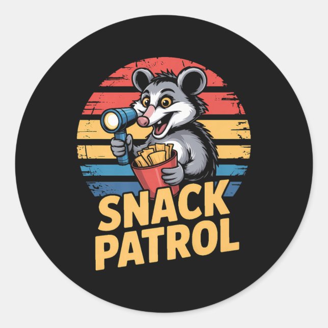 Possum Snacks Patrouille mit Flashlight und Chips  Runder Aufkleber (Vorderseite)