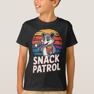 Possum Snacks Patrouille mit Flashlight und Chips T-Shirt