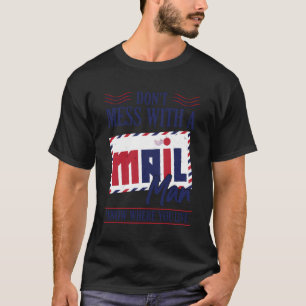 Post-Büroangestellte verwechseln sich nicht mit ei T-Shirt