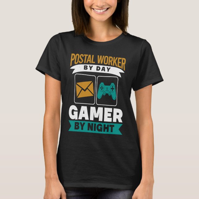 Postal Worker By Day Gamer By Night Mailman Gaming T-Shirt (Vorderseite)