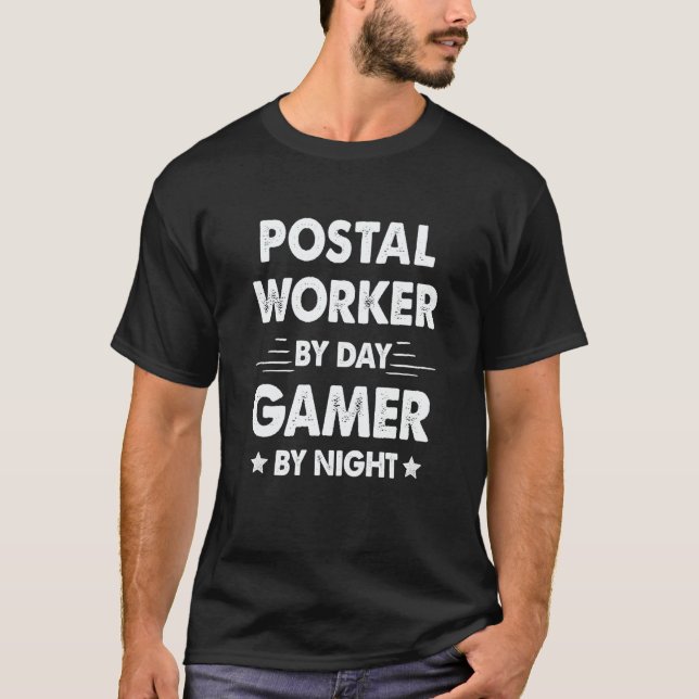 Postal Worker By Day Gamer By Night T-Shirt (Vorderseite)