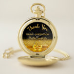 Postarbeiter für Altersruhegeld, schwarzer Goldbug Taschenuhr<br><div class="desc">Elegant,  klassisch,  glamourös und feminin. Ein Geschenk für einen pensionierten Postarbeiter. Ein Imitat mit goldfarbenem Bogen und Band,  ein bisschen Bling und Luxus. Schwarzer Hintergrund. Mit dem Text: Vielen Dank,  Vorlagen für einen Namen und Beruf,  Beruf.</div>