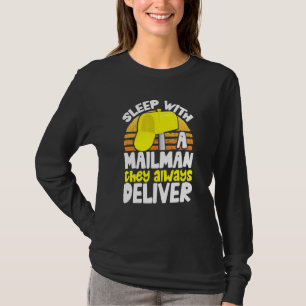 Postarbeiter schlafen mit einem Mailman, den sie i T-Shirt