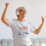Postbeförderer T-Shirt<br><div class="desc">Niedliche und lustige Geschenke für einen Postboten oder einen Postboten, der seine letzte Post geliefert hat und bereit ist, in den Sonnenuntergang zu segeln. Der Text auf dem Design ist rot und blau und es steht "Von der Post müde. Jede Stunde ist glückliche Stunde". Ein perfektes Parting-Geschenk für Ihren Freund...</div>