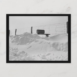 Postfach auf Zaun im Foto mit hohem Schnee Postkarte