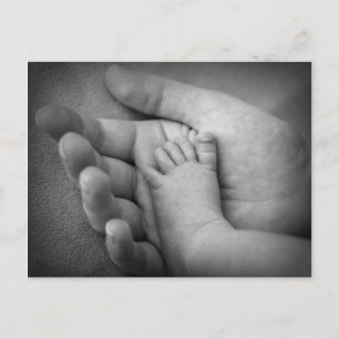 Postkarte des Babyfußes auf der Hand der Mütter.