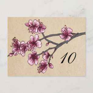 Postkarte mit rosa Kirschblüten-Tischnummer im Vin