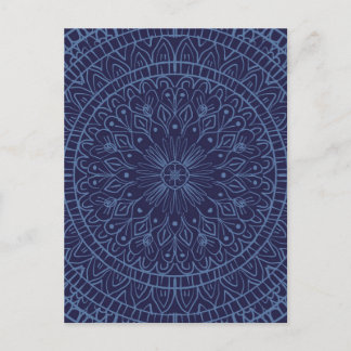 Postkarte mit tiefblauem Mandala-Design