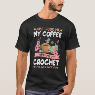 Pour mir meinen Kaffee Hand mir meine Crochet lang T-Shirt