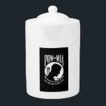 POW-MIA-Flagge: Vermisste Soldaten des Vietnamkrie<br><div class="desc">Mitten im Vietnamkrieg sehnte sich eine Nation nach Antworten. Die Familien in ganz Amerika hielten an Hoffnung fest und verzweifelt nach den Nachrichten ihrer Angehörigen, die in Aktion vermisst sind. Eine Frau, deren Ehemann ein Marinepilot war, verlor über den Himmel Südostasiens und empfand die große Notwendigkeit eines Symbols, einer visuellen...</div>