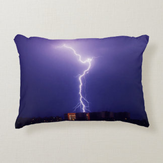 Power in der Stadt - Dynamischer Blitzschlag über Dekokissen