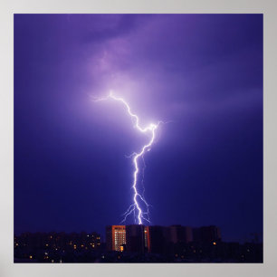 Power in der Stadt - Dynamischer Blitzschlag über  Poster