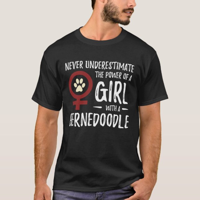 Power of Girl Bernedoodle Feminist Dog Mom T-Shirt (Vorderseite)