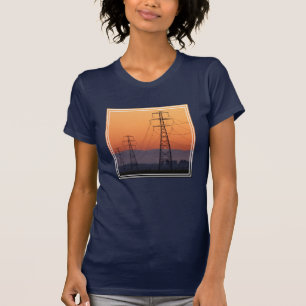 Power Pylons bei Sonnenuntergang T-Shirt