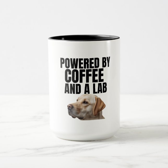 Powered by Coffee and a Lab – Yellow Lab – Coffee Tasse (Zentrum)