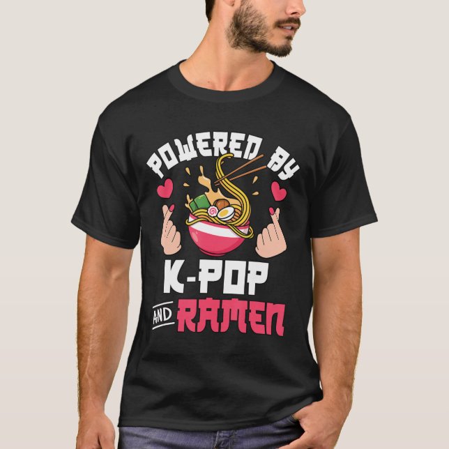 Powered by K-Pop and Ramen Niedlich Kpop Music Ani T-Shirt (Vorderseite)