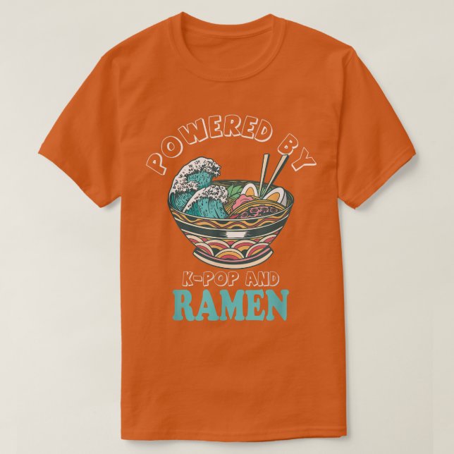 Powered by Kpop und Ramen Anime  T-Shirt (Design vorne)