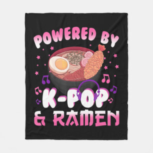 Powered by Kpop und Ramen Kpop Kawaii Anime Gift G Fleecedecke