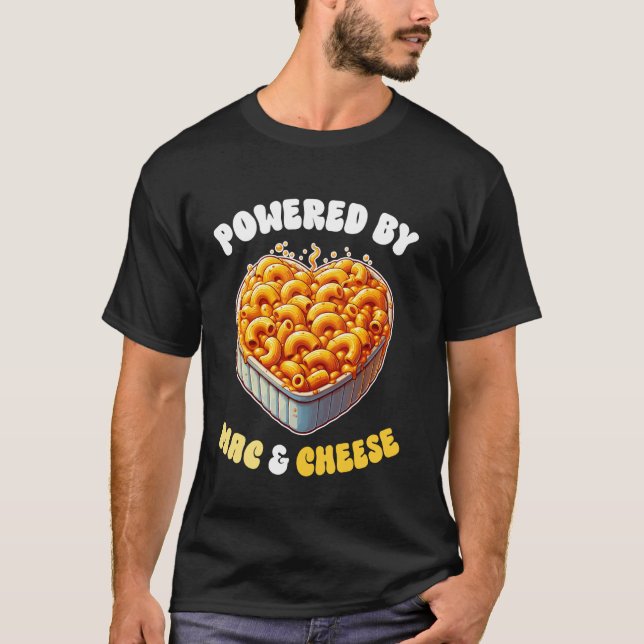 Powered by Mac & Cheese Pasta American Macaroni T-Shirt (Vorderseite)