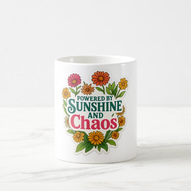 🌼🌞 “Powered by Sunshine and Chaos” Mug ☕💥 Kaffeetasse (Mittel)