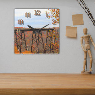 Prächtig gefärbtes Herbstlaub an der Kinzua Bridge Quadratische Wanduhr