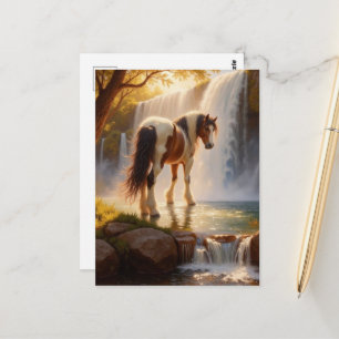 Prächtiges Pferd am Wasserfall Postkarte